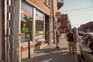 Scène de rue montrant les commerces de la Petite Amérique latine sur Bélanger