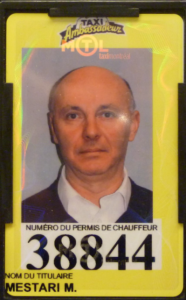 Permis sur lequel on retrouve une photo du chauffeur de taxi, son numéro de permis de chauffeur et son nom.
