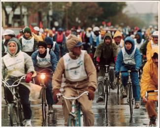 Cyclistes sous la pluie lors du premier Tour de l’Île 