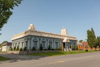 Vu extérieur du temple hindou de Dollard-des-Ormeaux