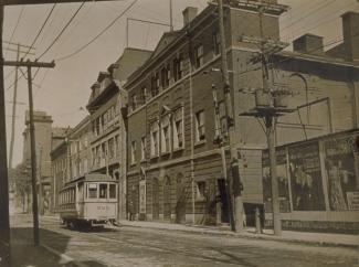 Tramway circulant dans la rue devant le Théâtre Royal