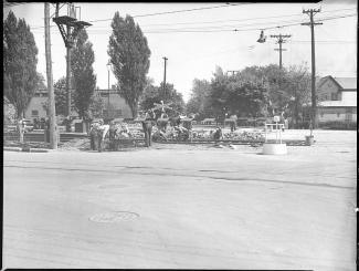 Équipe d'ouvriers exécutant des travaux au passage à niveau d'une voie ferrée du Canadien Pacifique, avenue Westminster à Montréal Ouest.