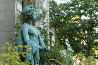 Gros plan sur les statues devant le bâtiment de l’Union française de Montréal