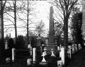 Vue du cimetière protestant du Mont-Royal vers 1905 présentant l’obélisque de la famille Howard. Le monolithe, qui sert ici de monument collectif pour la famille Howard, trône au centre de la concession; les pierres tombales entourent son piédestal quadra