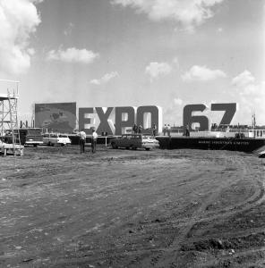 Première présentation des lettres EXPO 67 qui seront par la suite installées sur l’île Sainte-Hélène, près du fort.