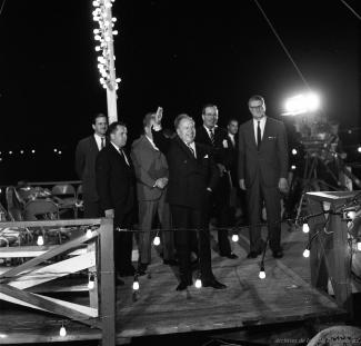 Pierre Dupuis, Robert Shaw et les autres membres du bureau de direction de la Compagnie de l’Exposition débarque à l’île Sainte-Hélène, venant du port de Montréal.