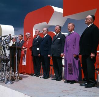 Les invités d’honneur aux cérémonies : Lester B. Pearson, Jean Lesage, Jean Drapeau, les commissaires de l’Expo, le cardinal Léger ainsi que les représentants des églises protestantes et juives.