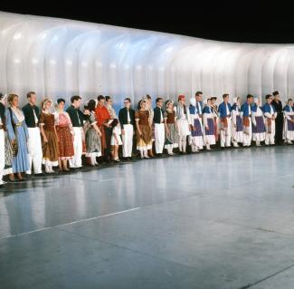 La troupe les Feux Follets sur scène