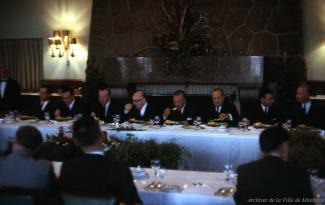 Réunion au restaurant Hélène de Champlain du comité de direction de la Compagnie de l’Exposition, avec la présence des deux premiers ministres avant la cérémonie du début de la construction des îles