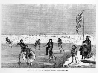Cinq personnes font du vélocipède à patins sur une patinoire sur le fleuve