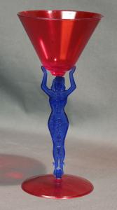 Verre en plastique rouge et bleu dont la partie centrale représente un corps de femme. 