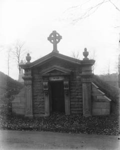 Mausolée du cimetière Notre-Dame-des-Neiges de Thomas D’Arcy McGee, l’un des pères de la confédération.