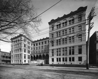 Photographie de la façade de l'Université Laval, qui forme un « U ».