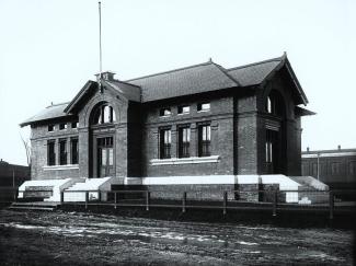 Photographie de la façade de la banque construite en briques.