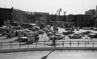 Postes de péage menant à l’entrée montréalaise du pont Jacques-Cartier