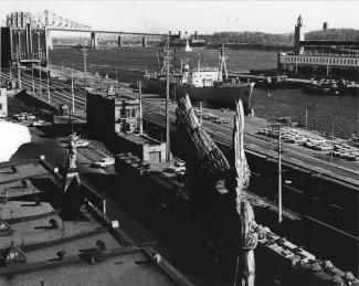 Vue sur le port de Montréal à partir de la chapelle Notre-Dame-de-Bon-Secours. À gauche, on peut voir le pont Jacques-Cartier. 