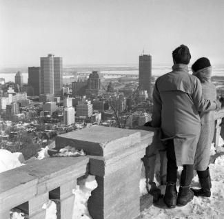 Couple admirant la vue sur le centre-ville à partir du belvédère du mont Royal.