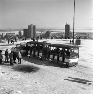 Train miniature sur patins en hiver sur le belvédère du mont Royal.