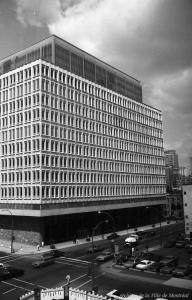 Scène de rue montrant le bâtiment de l'Université Sir George Wiliams