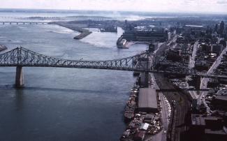 Entre le pont Jacques-Cartier et le pont Victoria, on aperçoit les quais du port, les bassins près de l’entrée du canal Lachine et la jetée McKay, 1963.