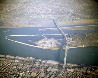 Photographie couleur d'une vue aérienne sur le pont traversant le fleuve Saint-Laurent.
