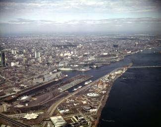 L’agrandissement de la jetée et la construction du pont de la Concorde sont complétés, plusieurs pavillons d’Expo 67 sont visibles.
