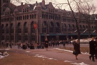 Voyageurs quittant la gare Windsor et traversant le square Dominion (aujourd’hui Place du Canada).