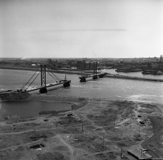 Construction du pont des Peuples, renommé pont de la Concorde par la suite