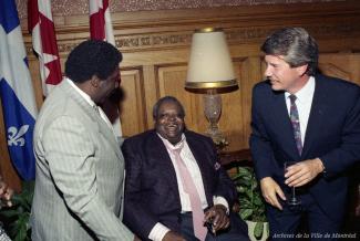 Jean Doré, Oscar Peterson et Oliver Jones à l'hôtel de ville de Montréal. 