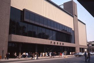 Photographie couleur de la façade du bâtiment abritant le Forum en 1971.