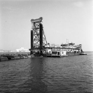 Une des trois énorme drague utilisée pour extraire les sédiments du fond du fleuve 