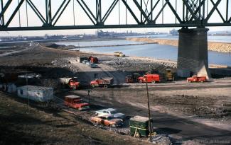 L’incessant va-et-vient des camions provenant des carrières de Montréal et de la Rive-Sud déchargeant leur lots de matériaux de remblais 