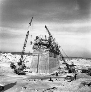 Construction du pilier central du pont des Îles.