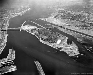 Le site commence à prendre forme – le nouveau pourtour de l’île Sainte-Hélène est presque complet et l’île Notre-Dame sort des eaux 