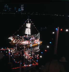 Arrivée au débarcadère de l’île Sainte-Hélène du bateau avec Pierre Dupuy et les directeurs de l’exposition