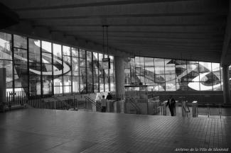 Vue intérieure de la station de métro Champ-de-Mars, photo noir et blanc.