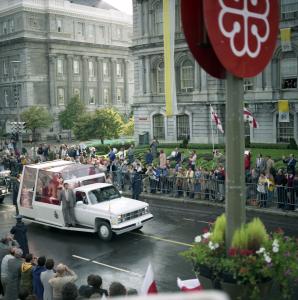 Le pape salue la foule de sa papamobile rue Notre-Dame, face à lhôtel de ville