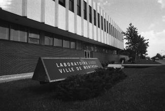 Photo d'un bâtiment avec une enseigne à l'avant sur laquelle on peut lire Laboratoire de contrôle et d'expertise Ville de Montréal