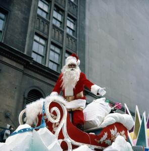 Le père Noël dans son char allégorique