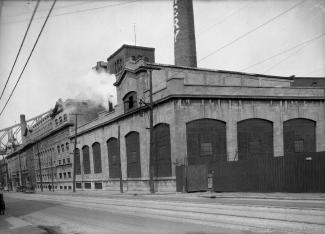 La brasserie Molson au 1590, rue Notre-Dame Est. On aperçoit la rue Notre-Dame vers l'est et la structure du pont Jacques-Cartier.