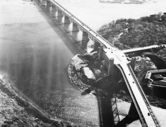 Photographie aérienne du pont chevauchant l'île Sainte-Hélène.