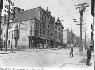 Boulevard Saint-Laurent en direction nord, prise à partir de la rue Vitré (aujourd'hui l'avenue Viger). On peut remarquer sur le flanc gauche une succession d'édifices abritant différents commerces dont l’édifice Robillard.