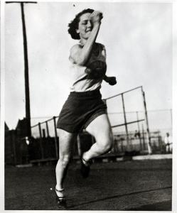 Une coureuse pose en position de départ un genou posé au sol.