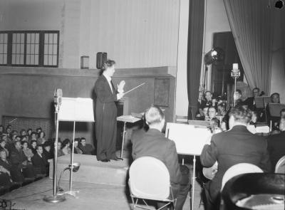 Le chef d’orchestre Jean Deslauriers au pupitre de l’Orchestre des concerts symphoniques de Montréal, lors d’un concert commandité par la compagnie Dow et radiodiffusé par la station radiophonique de CBC à Montréal