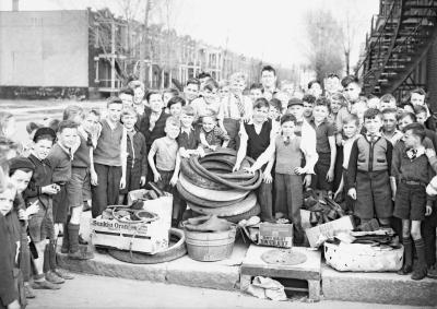 Photo en noir et blanc d’un groupe d’enfants dans une rue du quartier Rosemont.