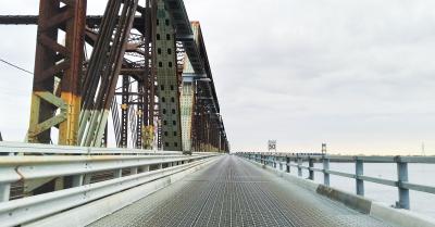 Vue d’une des voies pour automobiles du pont Victoria avec sa fameuse grille en acier.