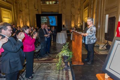 Jacynthe Ouellette reçoit le prix Thérèse-Daviau dans le hall d’honneur de l’hôtel de ville