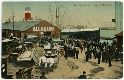 Carte postale montrant des immigrants arrivant par bateau dans le port de Montréal au début du XXe siècle