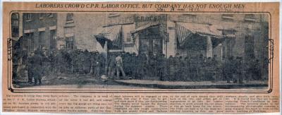 Article de journal avec une photo montrant des ouvriers devant les bureaux du C.P.R.