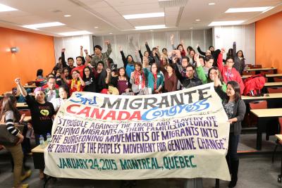 Membres de Migrante Canada tenant une banderole pour le 3e congrès de l’organisme
